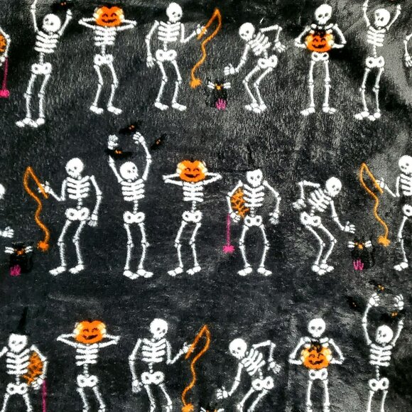 New Halloween Plush Throw Blanket Skeletons Cats Pumpkins Bats Black 5' x 6' - Picture 2 of 4